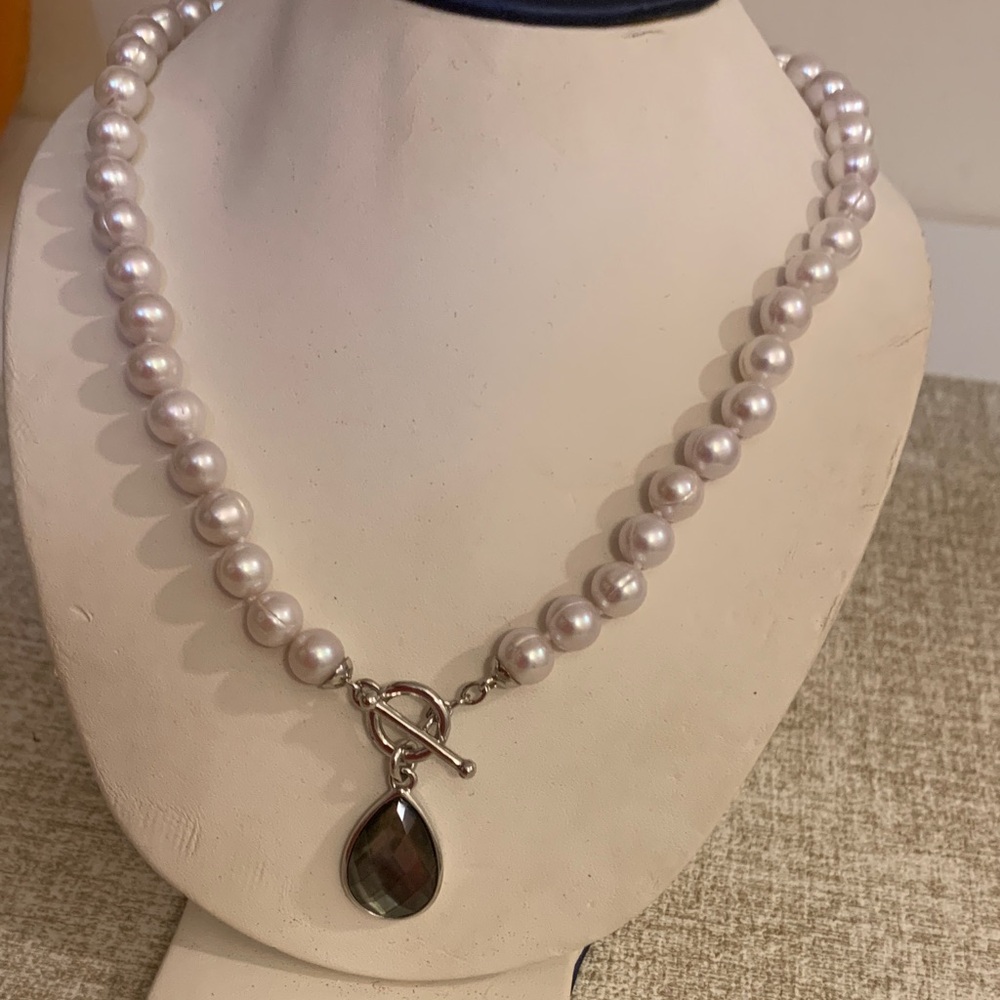 Elegant Pearl Necklace with Silver Clasp